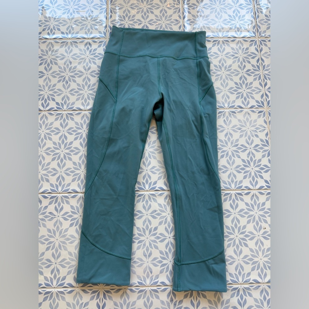 Lululemon In Movement Crop *Everlux 19" - Picture 2 of 5
